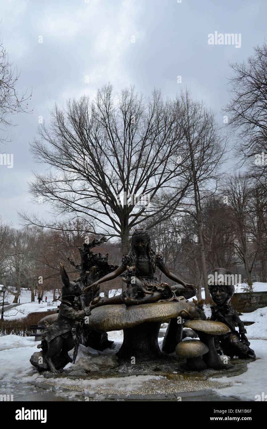 Scultura di Alice nel paese delle meraviglie costruito su 1959 da Jose de Creeft Foto Stock