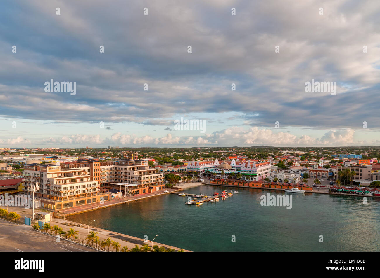 Vista dal di sopra gli edifici colorati in Oranjestad sull'isola di Aruba in mattinata Foto Stock