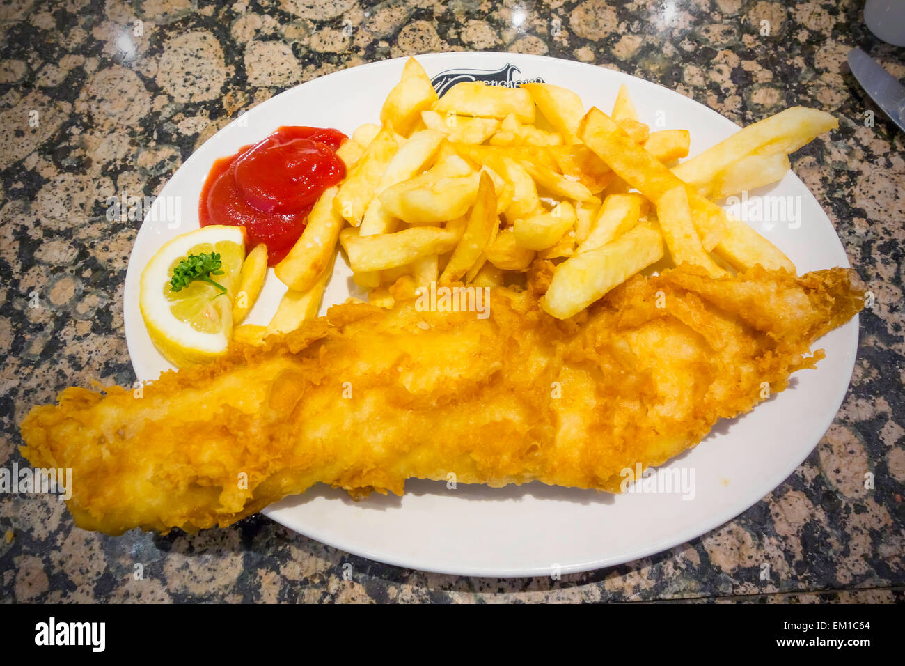 Pesce e patatine fritte servite con il ketchup a Trenchers Café a Whitby Foto Stock