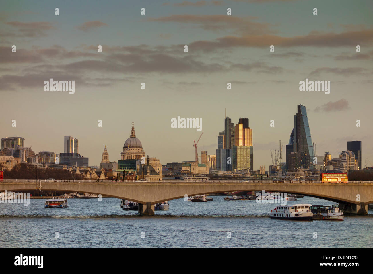 London skyline con St Pauls Catedral, il Cheesegrater e il ponte di Waterloo, Regno Unito Foto Stock