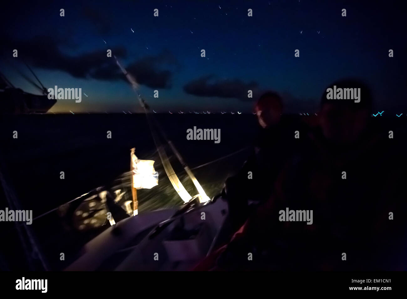 Barca a vela di notte nel Mar Baltico, da qualche parte tra Tallinn (Estonia) e di Helsinki (Finlandia), Europa UE Foto Stock