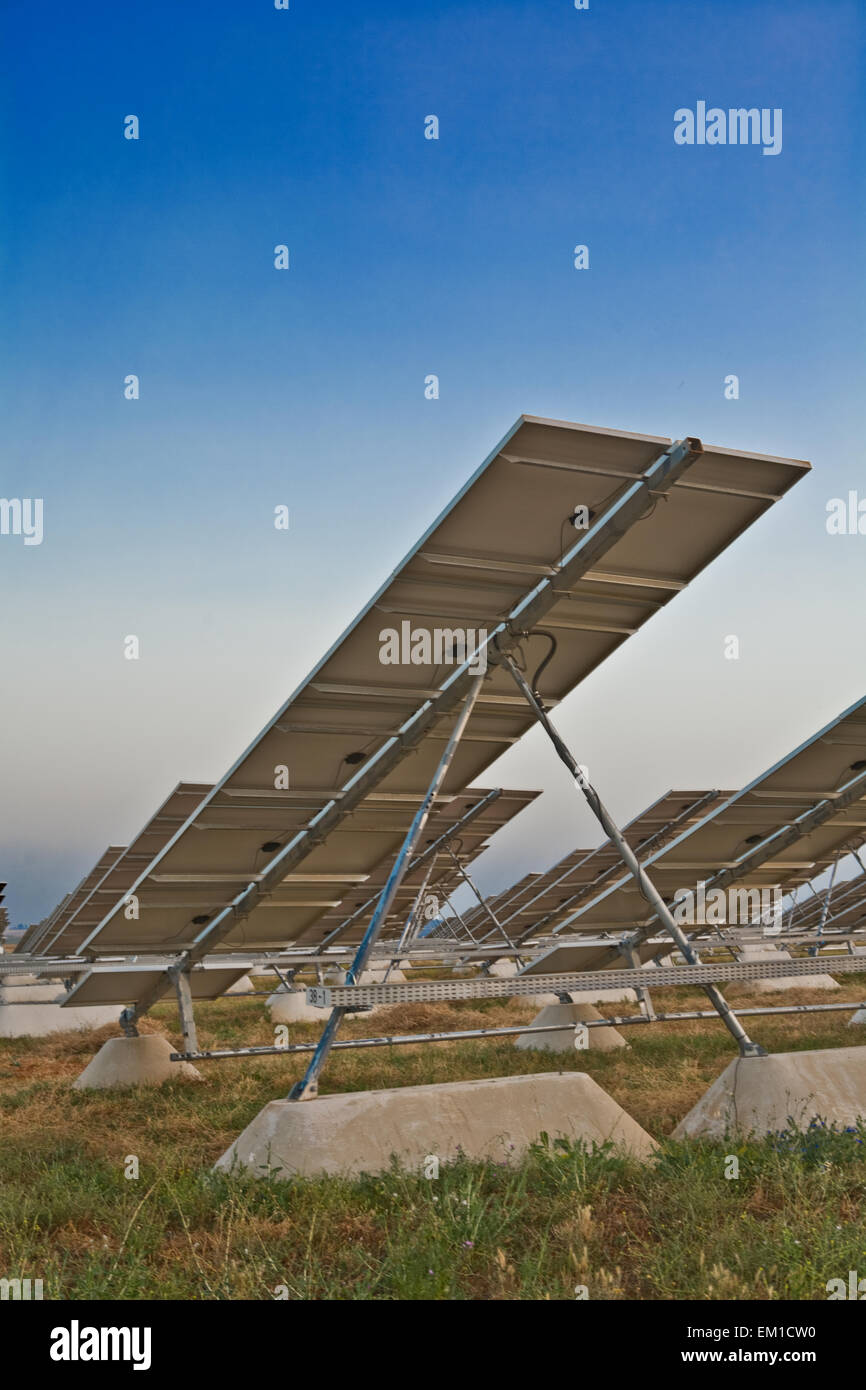 Solare fotovoltaico campo di pannelli per la produzione di energia al tramonto, Badajoz, Estremadura, Spagna Foto Stock