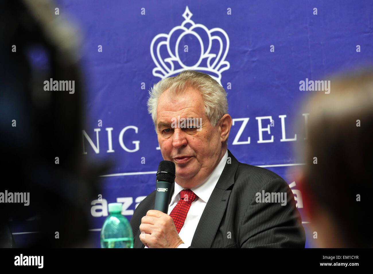 Il presidente ceco Zeman (nella foto) visite il ramo del tedesco della fabbrica di porcellana Konig-Porzellan in Dolni Rychnov, Repubblica ceca, 15 aprile 2015. (CTK foto/Slavomir Kubes) Foto Stock