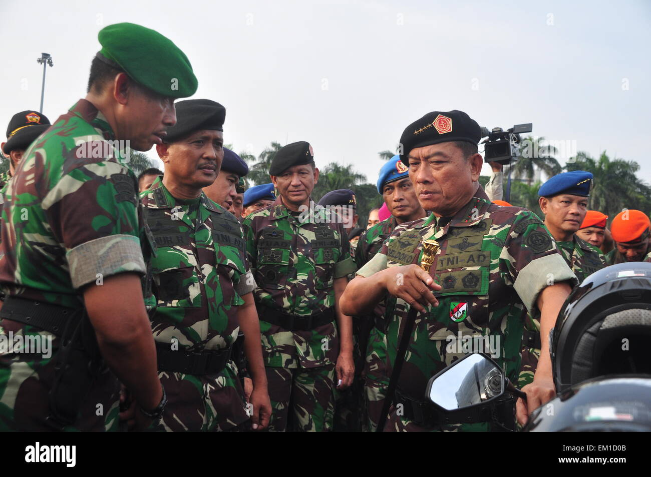 Jakarta, Indonesia. Xv Apr, 2015. Comandante militare indonesiano Moeldoko generale verificare le truppe nella cerimonia della Conferenza Asian-African delle forze di sicurezza al Monumento Nazionale di Jakarta. Credito: Dani Daniar/Alamy Live News Foto Stock