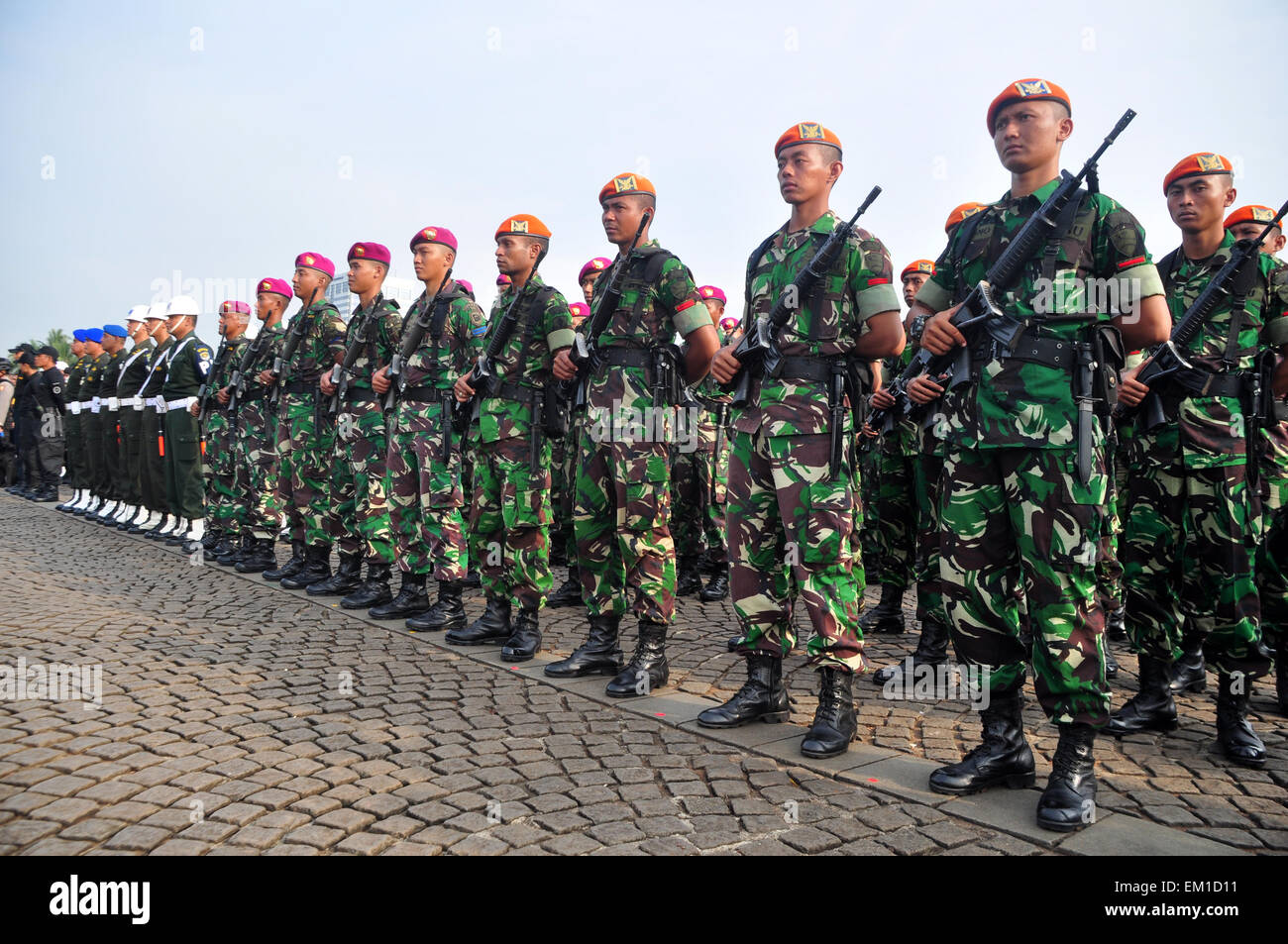 Jakarta, Indonesia. Xv Apr, 2015. Truppe provenienti da varie unità raffigurata sul parade ad una cerimonia di conferenza Asian-African delle forze di sicurezza al Monumento Nazionale di Jakarta. Credito: Dani Daniar/Alamy Live News Foto Stock