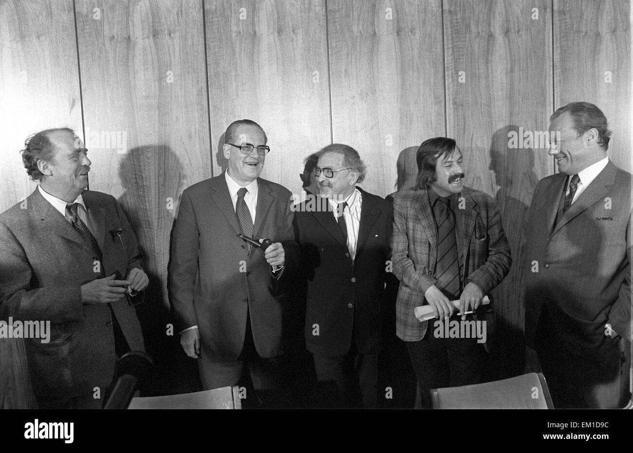 (FILE) - Un archivio foto, datata 13 marzo 1974, mostra autori tedeschi Heinrich Boell (l), Taddeo Troll (c) e Guenter Grass (seconda r) parlando di allora presidente della SPD della fazione parlamentare Herbert Wehner (2 l) e il Cancelliere tedesco Willy Brandt (r) a Bonn in Germania. Goettingen-basato casa editrice Steidl ha confermato il 13 aprile 2015 la morte di Guenther erba. Foto: Egon Steiner/dpa Foto Stock