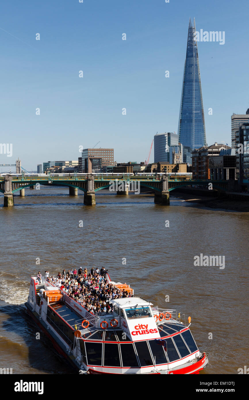 City Cruises gita in barca sul fiume Tamigi, Londra davanti al palazzo di Shard e Southwark Bridge Foto Stock