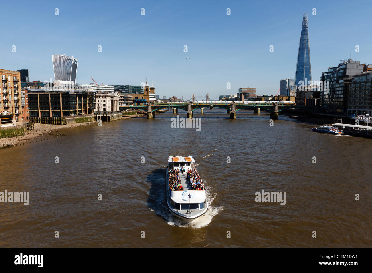 London Eye crociera sul fiume in barca sul fiume Tamigi, Londra davanti al palazzo di Shard e Southwark Bridge Foto Stock