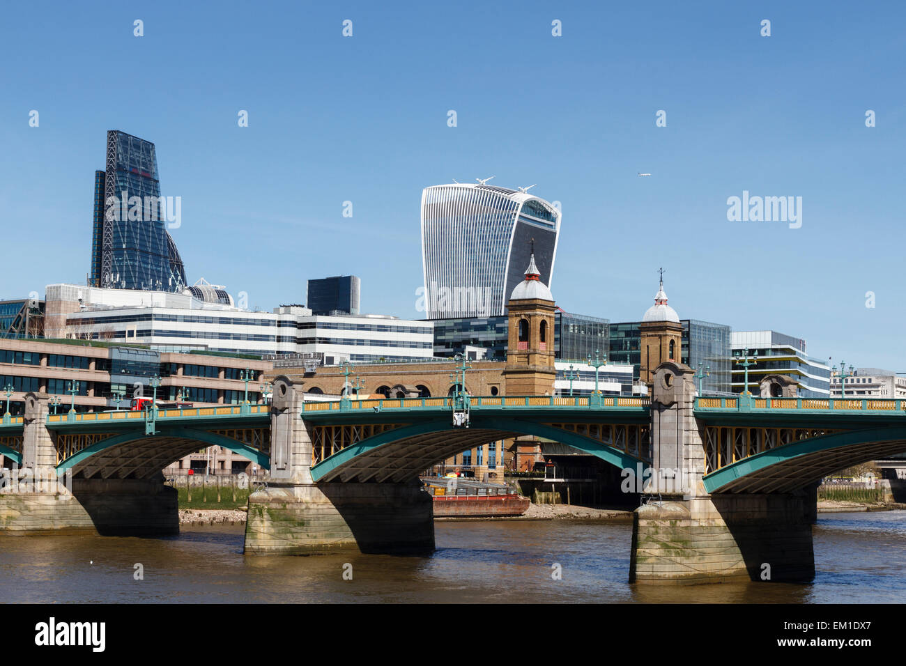 Southwark Bridge di Londra con 20 Fenchurch Street in background, England, Regno Unito Foto Stock
