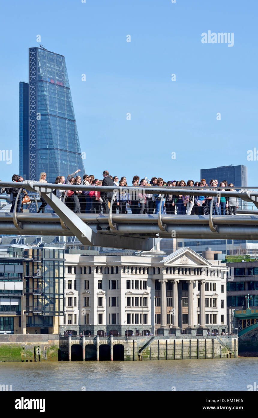 Londra, Inghilterra, Regno Unito. Una folla di persone che attraversano il Millennium Bridge, 122 Leadenhall Street in background. Vintners posto Foto Stock