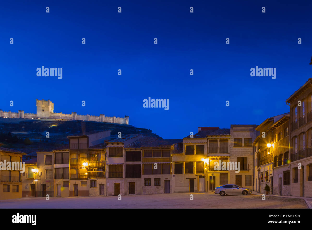 Il castello e il borgo di notte. Foto Stock