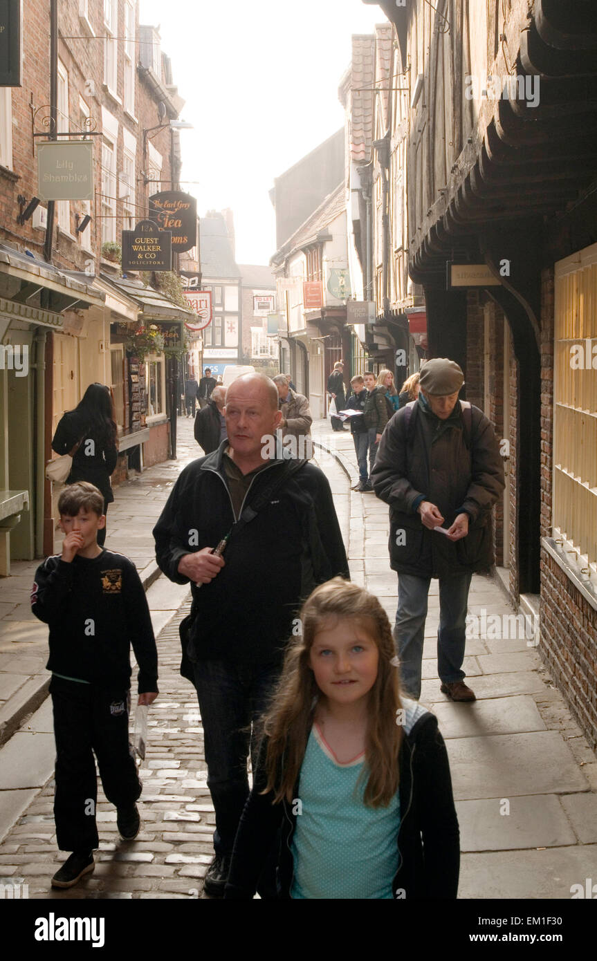 Il caos york vecchia strada stretta turisti amanti dello shopping uk vecchia strada più antica in Foto Stock