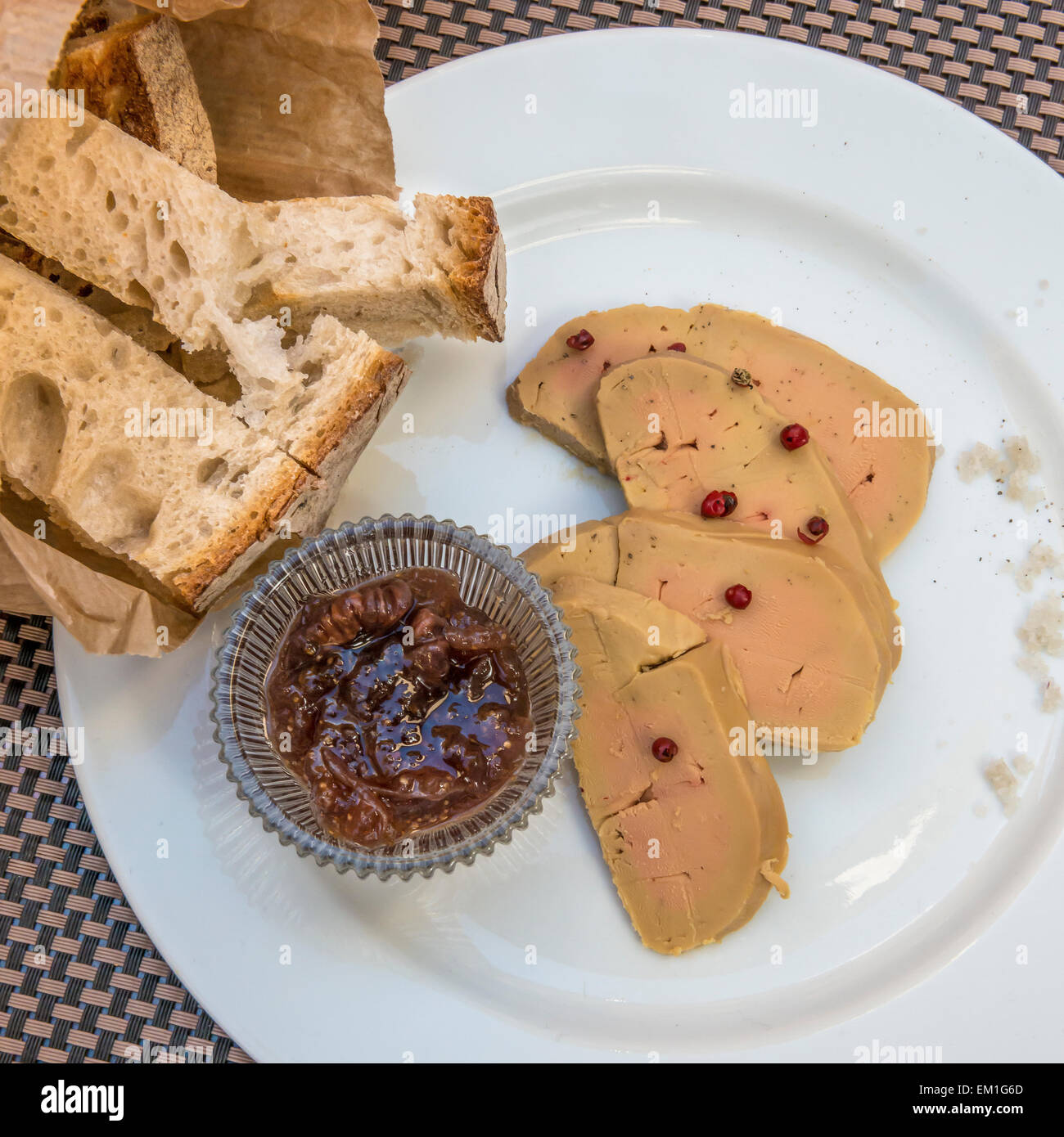 Il Foie Gras e chutney di frutta fresca con pane artigianale Foto Stock