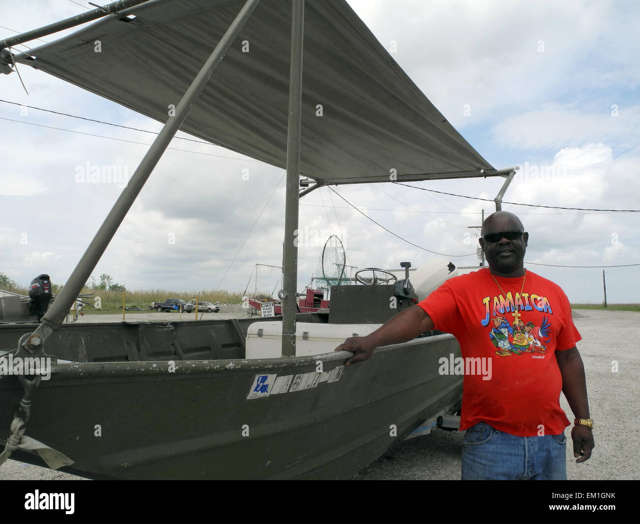 Fisherman Orin Bentley sorge accanto alla sua barca da pesca mostra in Pointe à la Hache vicino a New Orleans, US, 6 aprile 2015. Bentley lasciato l'attività di pesca del granchio business nel 2012. Pointe à la Hache è situato sul lato orientale del delta del Mississippi, che è stata la più colpita dopo la Deepwater Horizon fuoriuscite di olio. Bentley è stato costretto a prendere il 140 000 dollari offerto dalla compagnia petrolifera BP, la più grande quantità di denaro che egli ogni aveva in mano. 20 Aprile 2015 segna il quinto anniversario del Deepwater Horizon catastrofe nel Golfo del Messico che ha avuto luogo il 20 aprile 2010. Foto: Johannes Schmitt Foto Stock