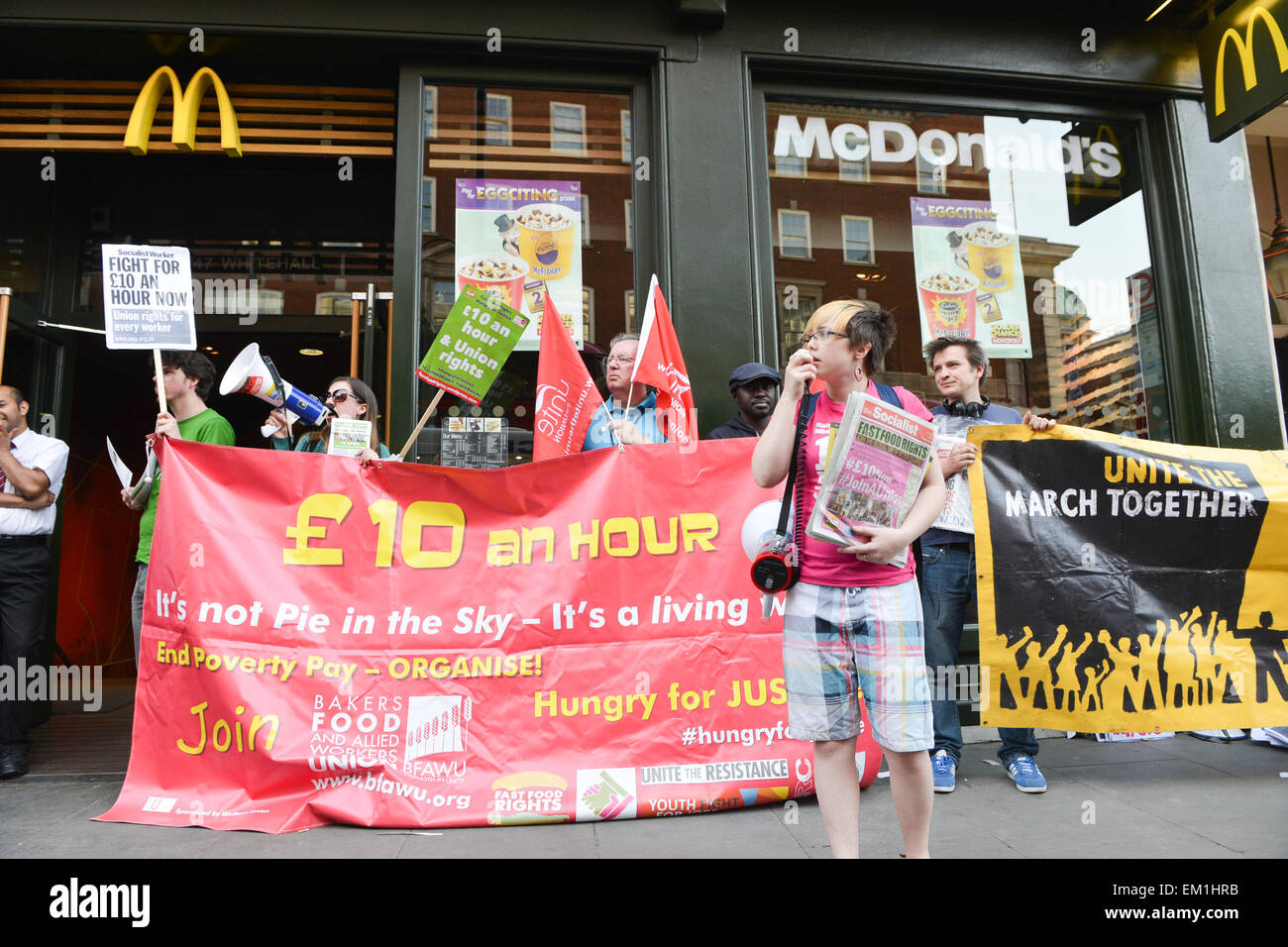 Whitehall, Londra, Regno Unito. Il 15 aprile 2015. "Fast Food diritti", manifestanti stand al di fuori di McDonalds su Whitehall a Londra centrale. Parte di una giornata di azione globale in solidarietà con il fast food di lavoratori in sciopero movimento. Credito: Matteo Chattle/Alamy Live News Foto Stock