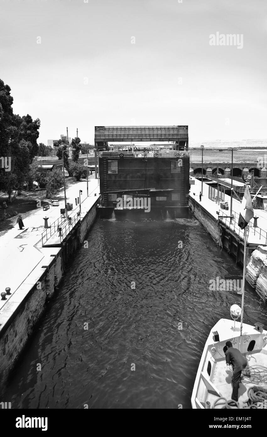 Crociera turistica attraversando ponte di Esna, Egitto Foto Stock