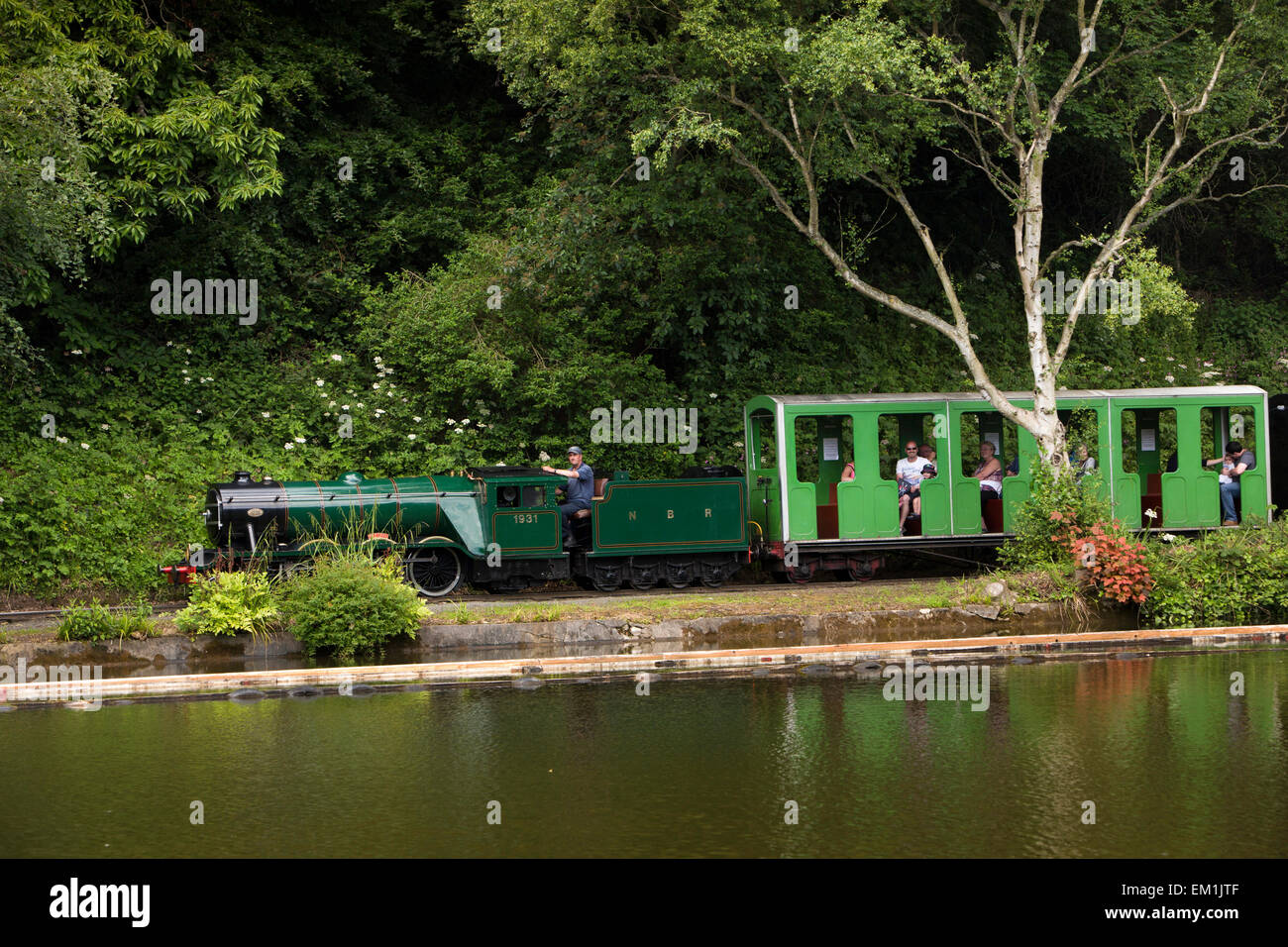 Regno Unito, Inghilterra, Yorkshire, Scarborough, North Bay locomotore ferroviario Nettuno, realizzato nel 1931 tirando il treno Foto Stock
