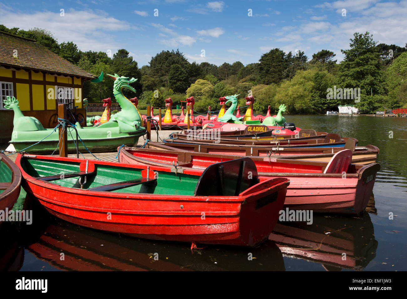 Regno Unito, Inghilterra, Yorkshire, Scarborough, Rivelyn in barca il lago, canottaggio poats drago e pedalo Foto Stock