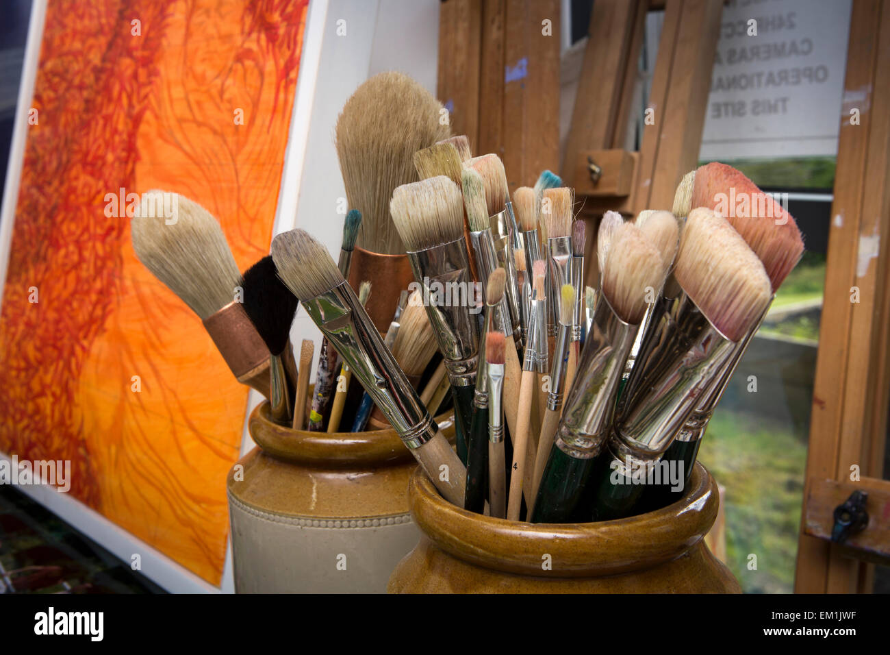 Regno Unito, Inghilterra, Yorkshire, Scarborough, il Crescent, Woodend Area di lavoro creativo, artisti spazzole Foto Stock