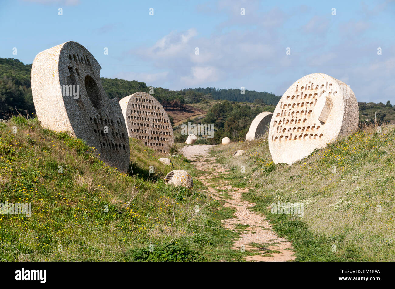 Parte dei Cavalieri Catari scultura di cemento da Jacques Tissinier sopra la A61 autostrada all'Aire de Peche Loubat area di servizio. Foto Stock