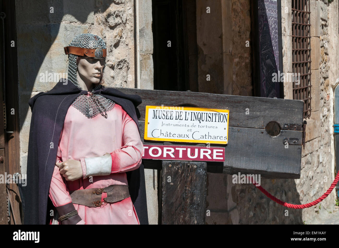 L'ingresso al Museo dell'Inquisizione o il Museo delle Torture nella vecchia città di Carcassonne. Foto Stock