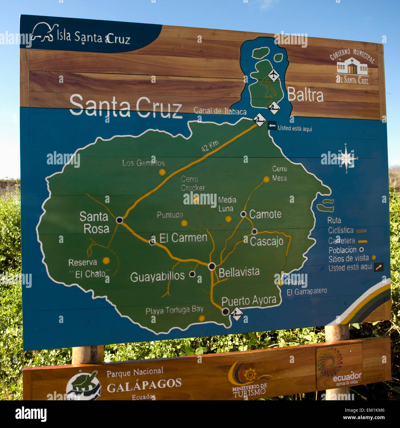 Una mappa di Santa Cruz isola postato su un segno; le Galapagos Ecuador Foto Stock
