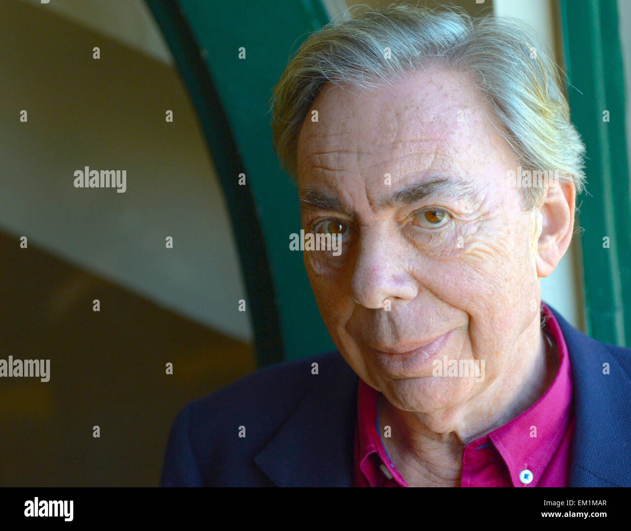 Amburgo, Germania. Xv Apr, 2015. Compositore musicale di Sir Andrew Lloyd Webber pone ad Amburgo la Speicherstadt (magazzino storico complesso) ad Amburgo, Germania, 15 aprile 2015. Webber è vivamente in attesa della nuova produzione di "Liebe stirbt nie' (Love Never Dies), il follow-up del suo worldwide successo musicale 'Il Fantasma dell'opera' di Amburgo. Foto: HENRIK JOSEF BOERGER/dpa/Alamy Live News Foto Stock