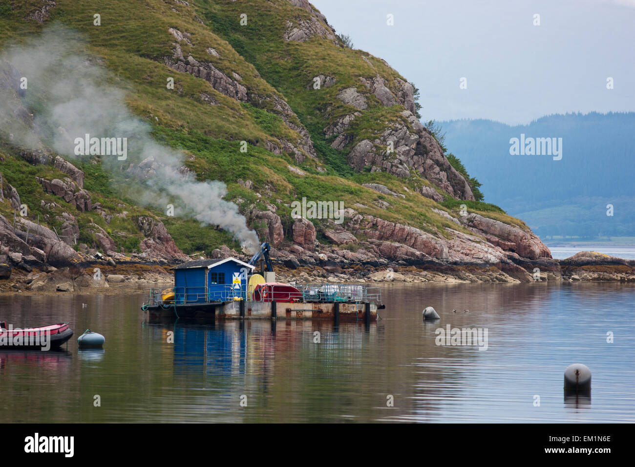 Pontile galleggiante e una barca ormeggiata in un allevamento ittico; a Ardnamurchan Argyl Scozia Scotland Foto Stock