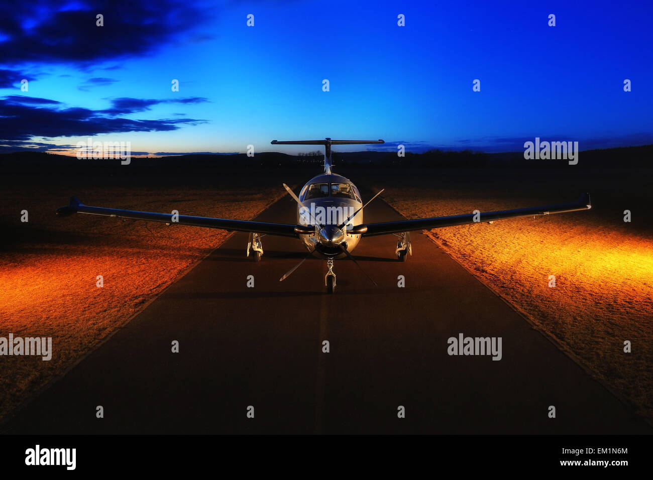 Singolo aeromobile a turboelica sull'polv, notte Foto Stock