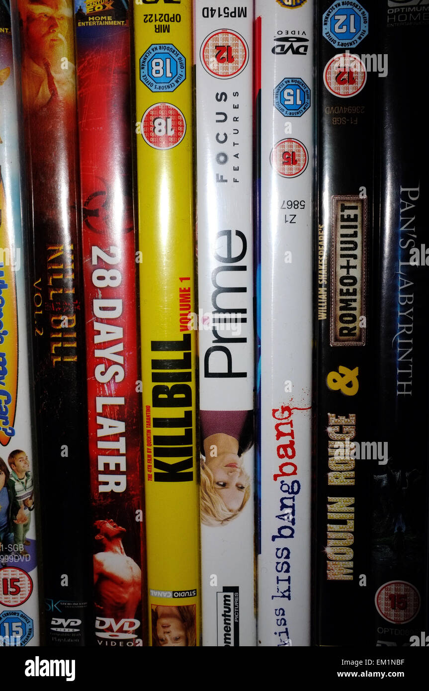 Una fila di film su DVD su un ripiano Foto Stock