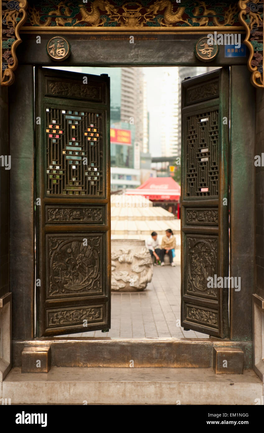 Aprire le porte su un edificio; Kunming Yunnan in Cina Foto Stock