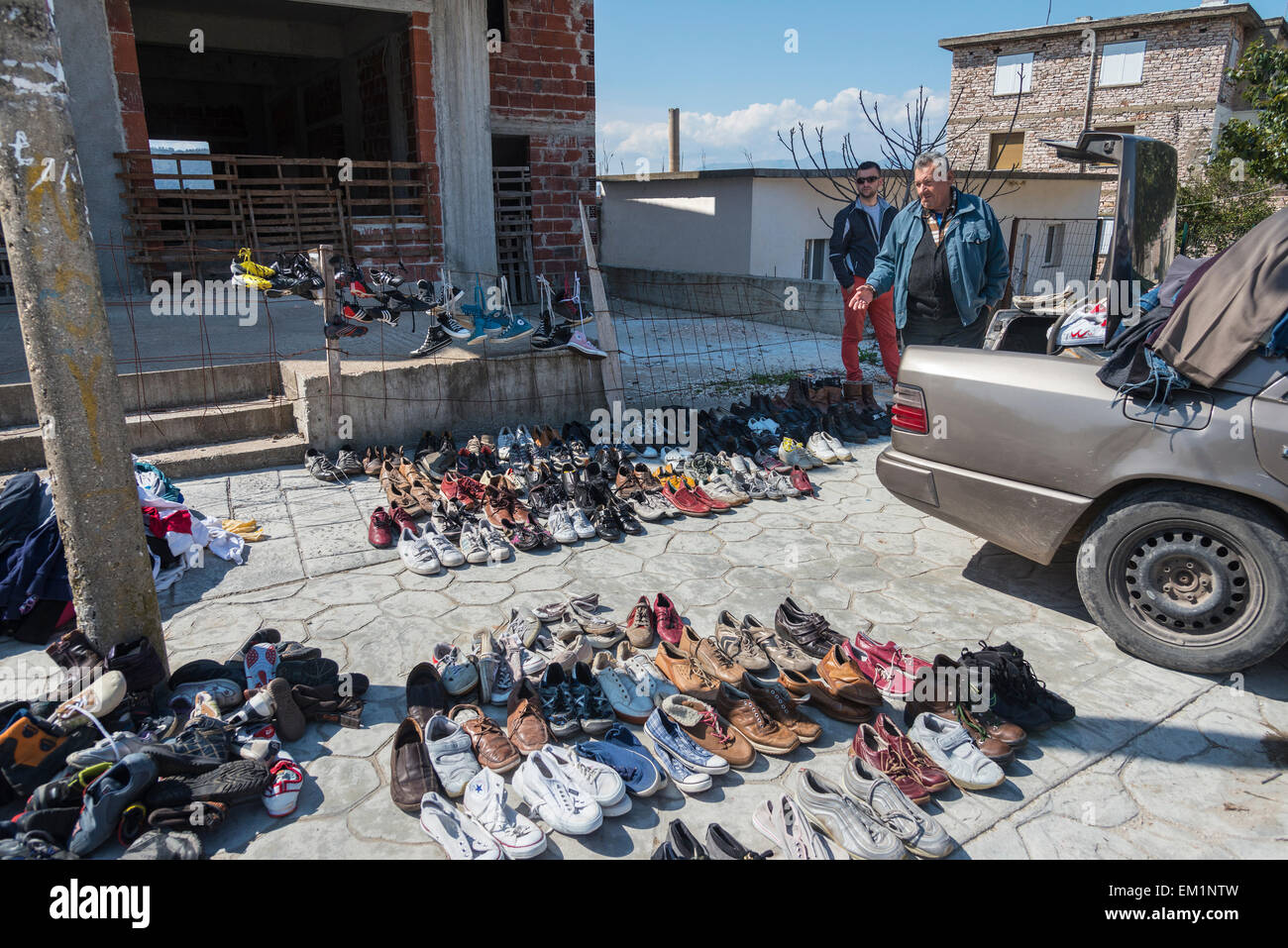 La vendita di seconda mano di calzature e capi di abbigliamento nel villaggio di Xarre sulla pianura Vrina a Butrinto National Park, Sud Albania. Foto Stock