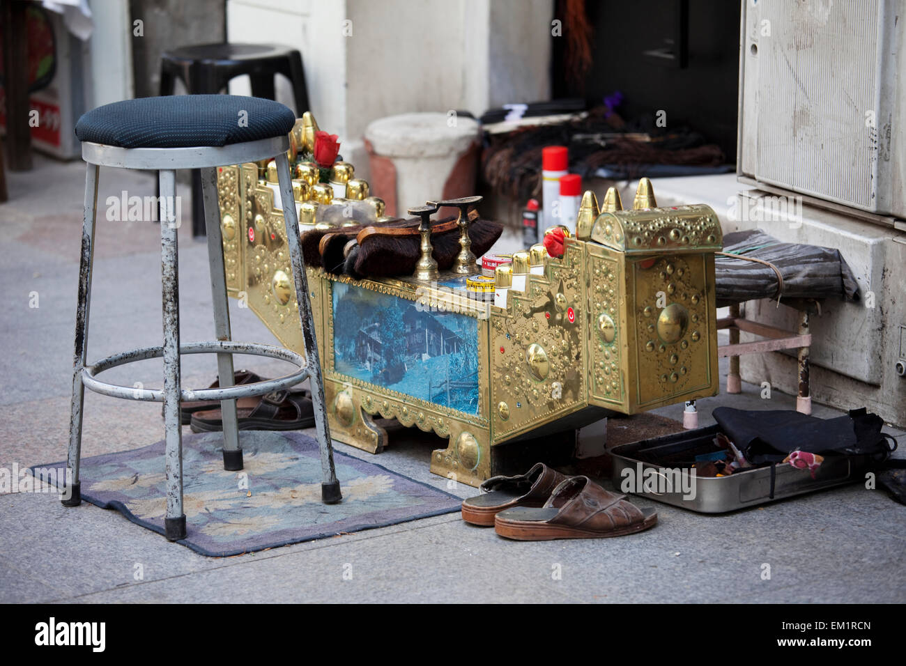 Servizio di lustro del pattino in Taksim Square; Istanbul Turchia Foto Stock