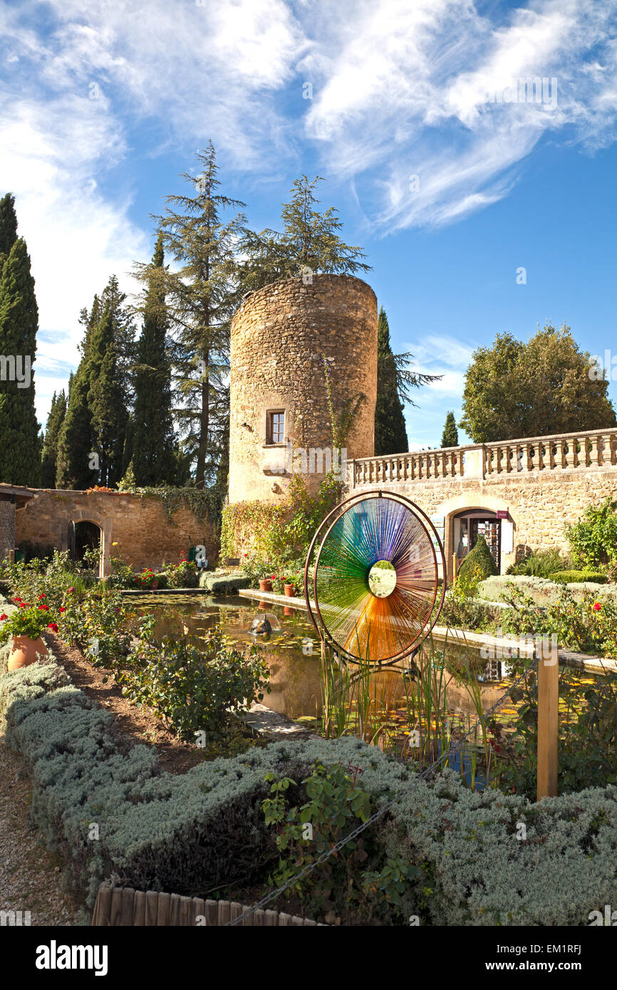 Giardino con cortile al Chateau de Lourmarin, nella periferia di Lourmarin, Provenza, Francia. Foto Stock