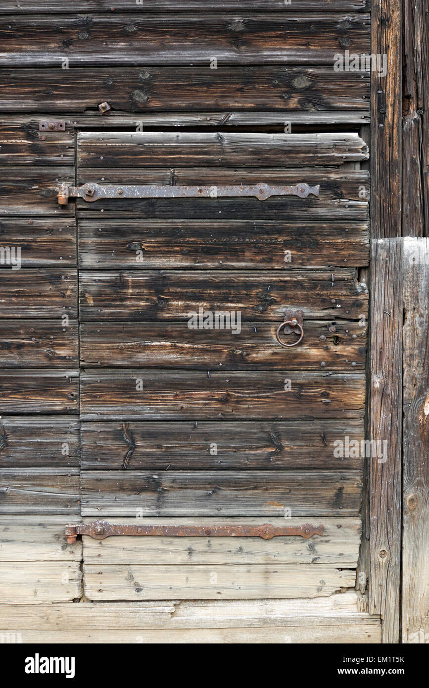 Vecchio e danneggiato porta in legno Foto Stock