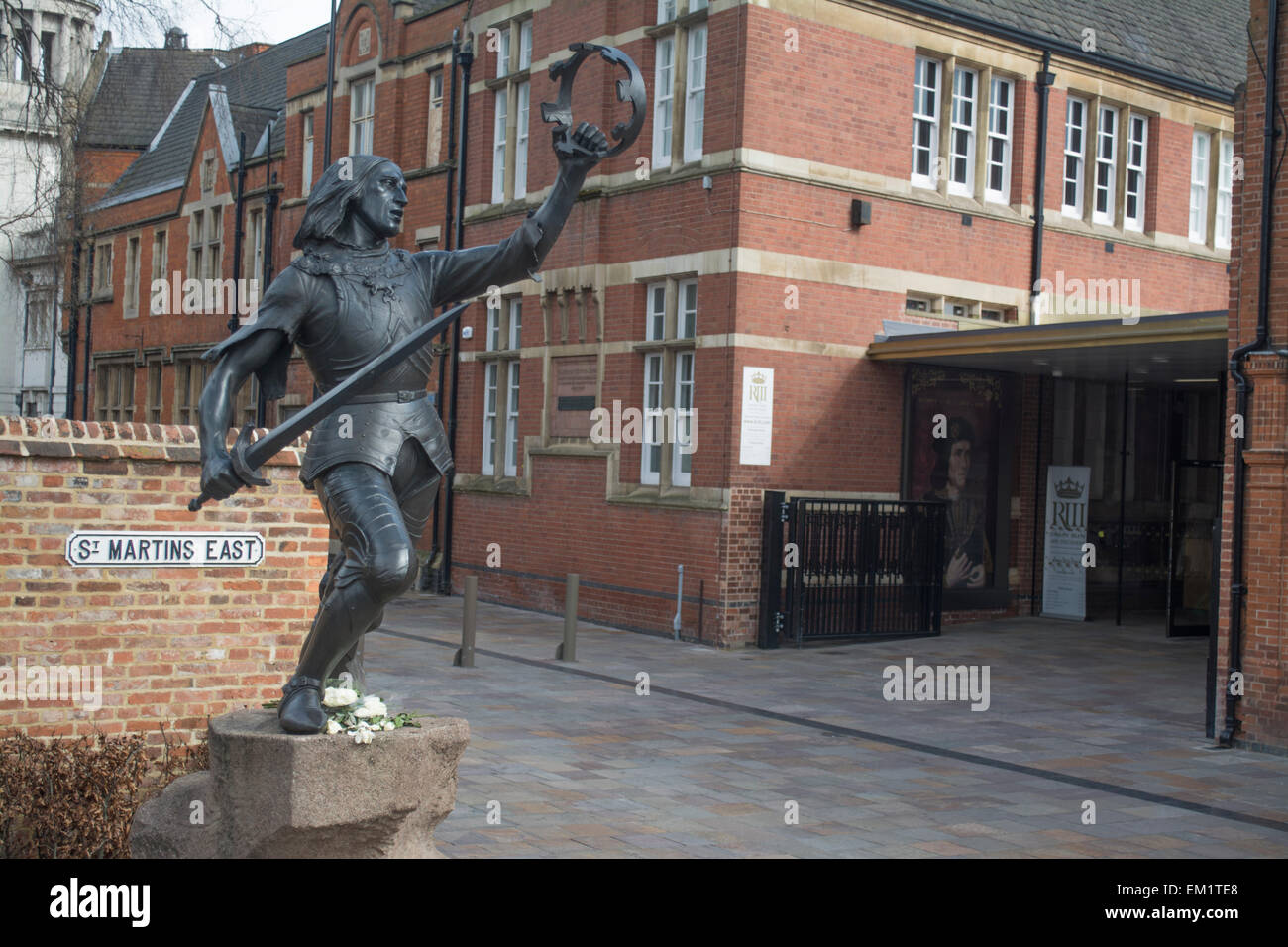 Statua del re Richard III, trasferito alla Cattedrale dei giardini esterni cattedrale di Leicester, Leicester, England, Regno Unito Foto Stock