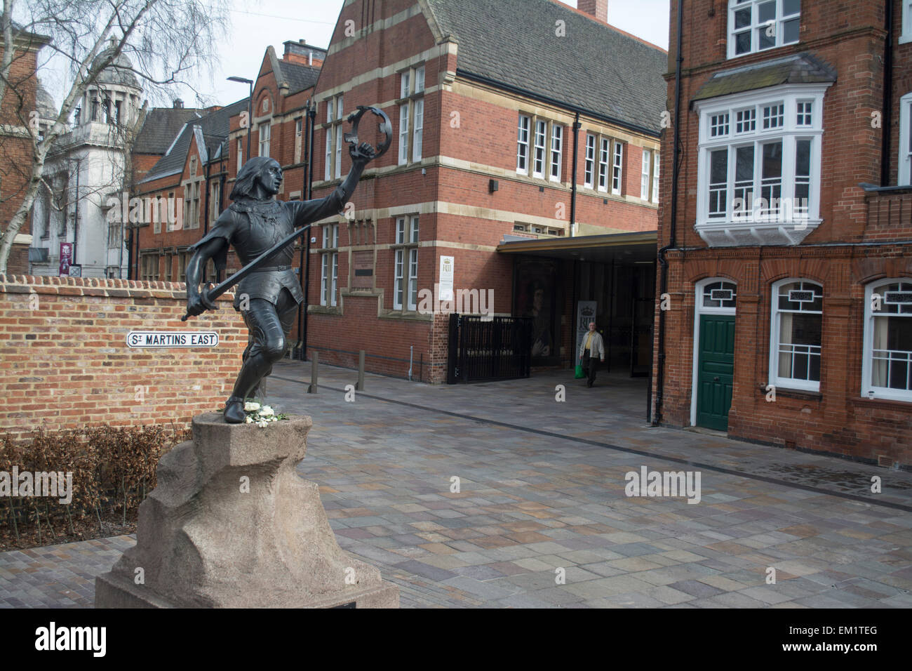 Statua del re Richard III, trasferito alla Cattedrale dei giardini esterni cattedrale di Leicester, Leicester, England, Regno Unito Foto Stock