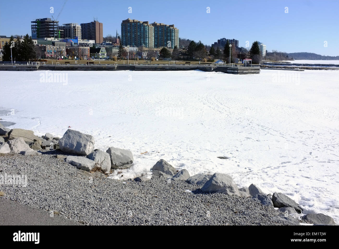 Le acque congelate del Lago Simcoe accanto alla città di Barrie in Ontario. Foto Stock