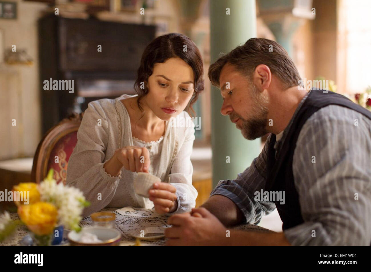 L'acqua rabdomante 2015 Warner Bros film con Russell Crowe e Olga Kurylenko Foto Stock