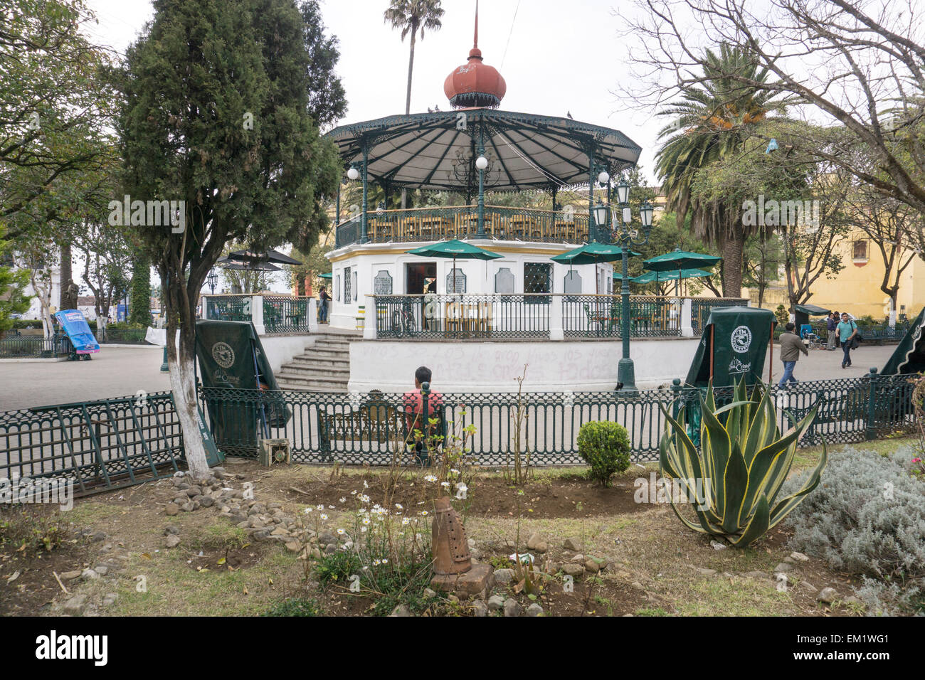 Vecchio decorativi in ghisa bandstand Vittoriano con decorazione in filigrana al centro di Zocalo a San Cristobal de las Casas, Chiapas Foto Stock