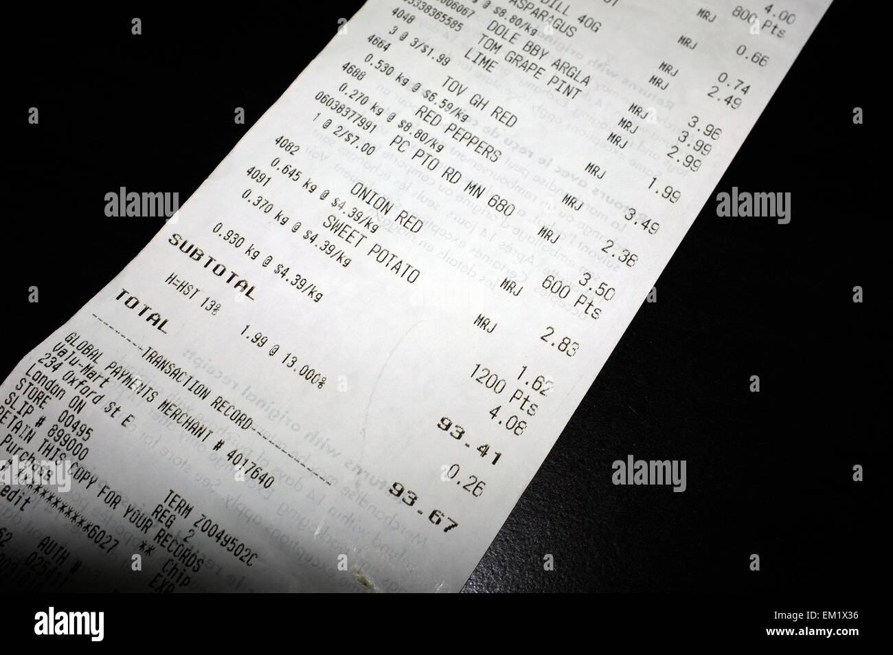 La quantità totale al fondo di una lunga canadese ricevuta di generi alimentari. Foto Stock