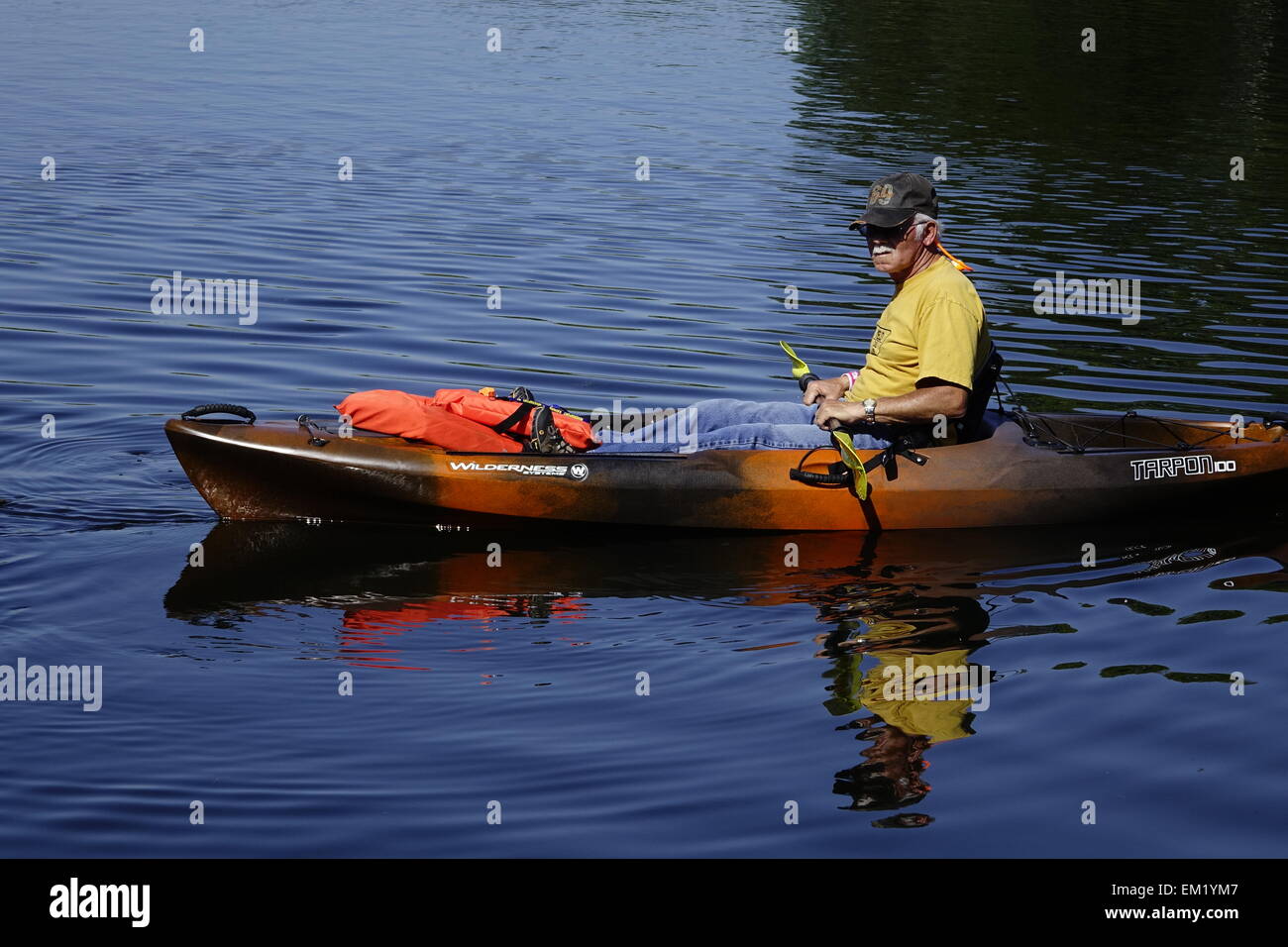 L'uomo paddling Florida fiume in barca con pozzetto aperto Foto Stock