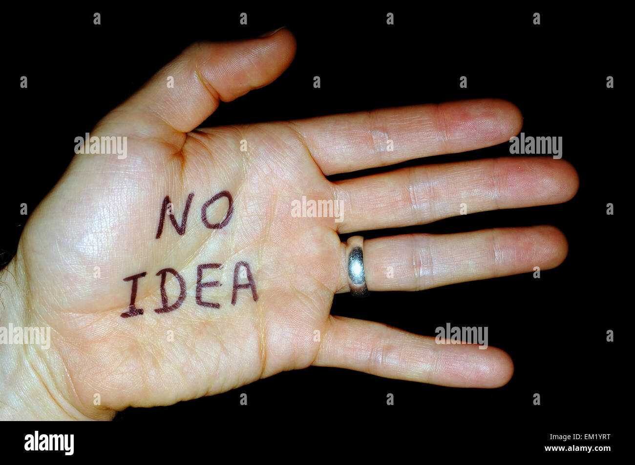 Nessuna idea scritta su un uomo bianco la mano fotografati contro uno sfondo nero. Foto Stock