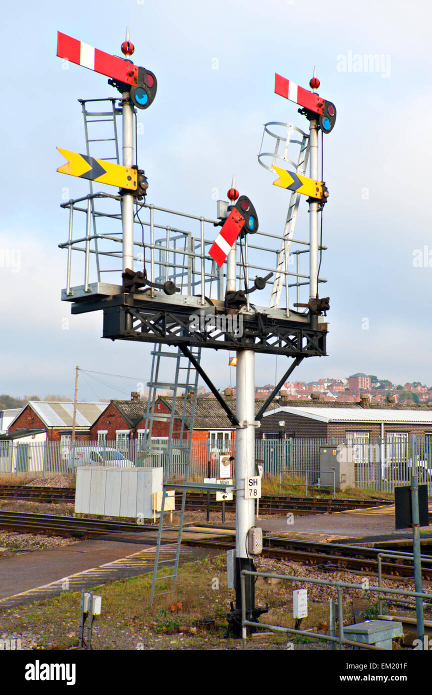 Quadrante inferiore di arresto e distante semaforo segnali a Worcester Shrub Hill stazione ferroviaria, Worcester, Inghilterra Foto Stock