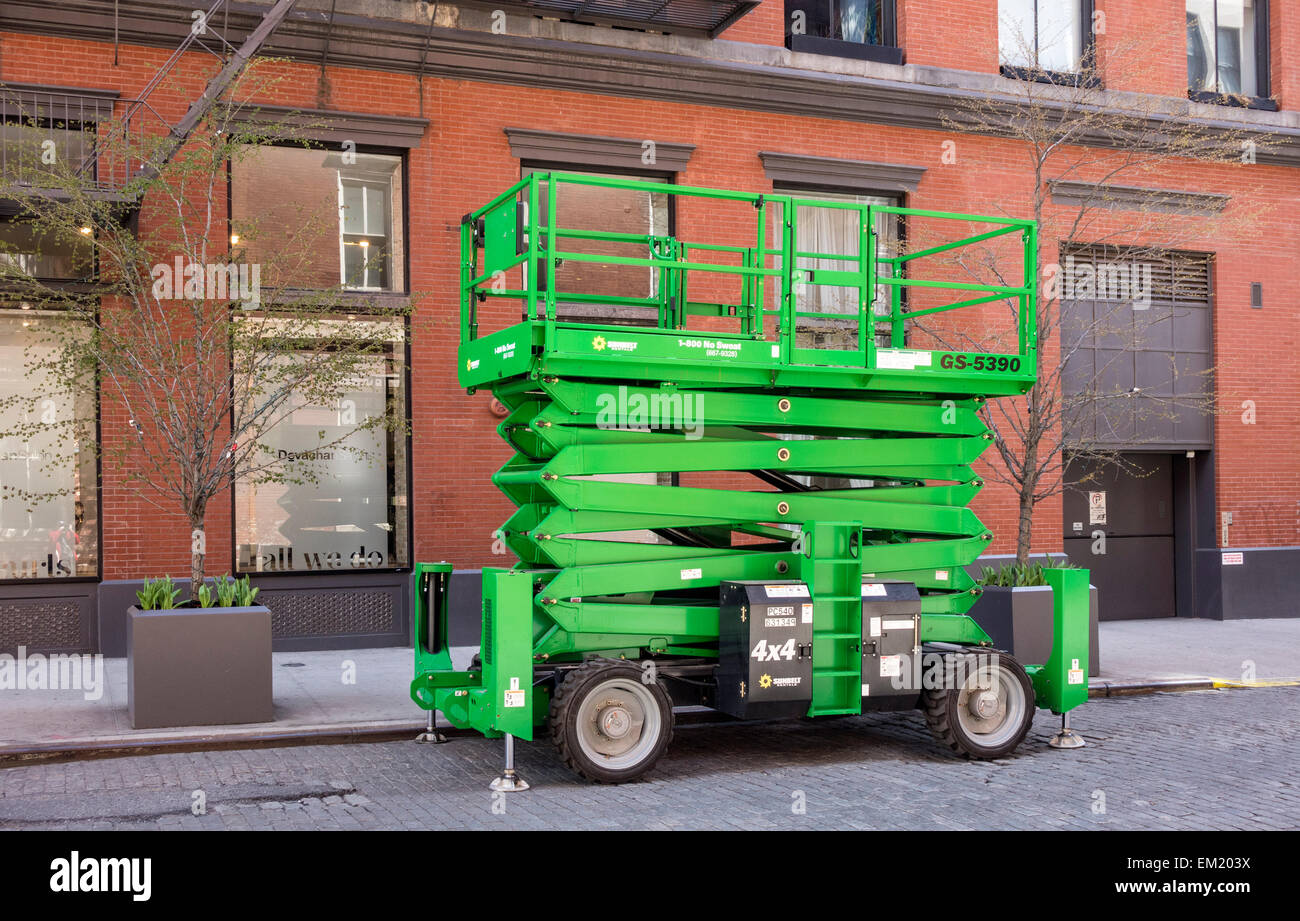 Forbici per portatile di tipo mobile della piattaforma di lavoro parcheggiato sulla strada di Soho a New York City Foto Stock