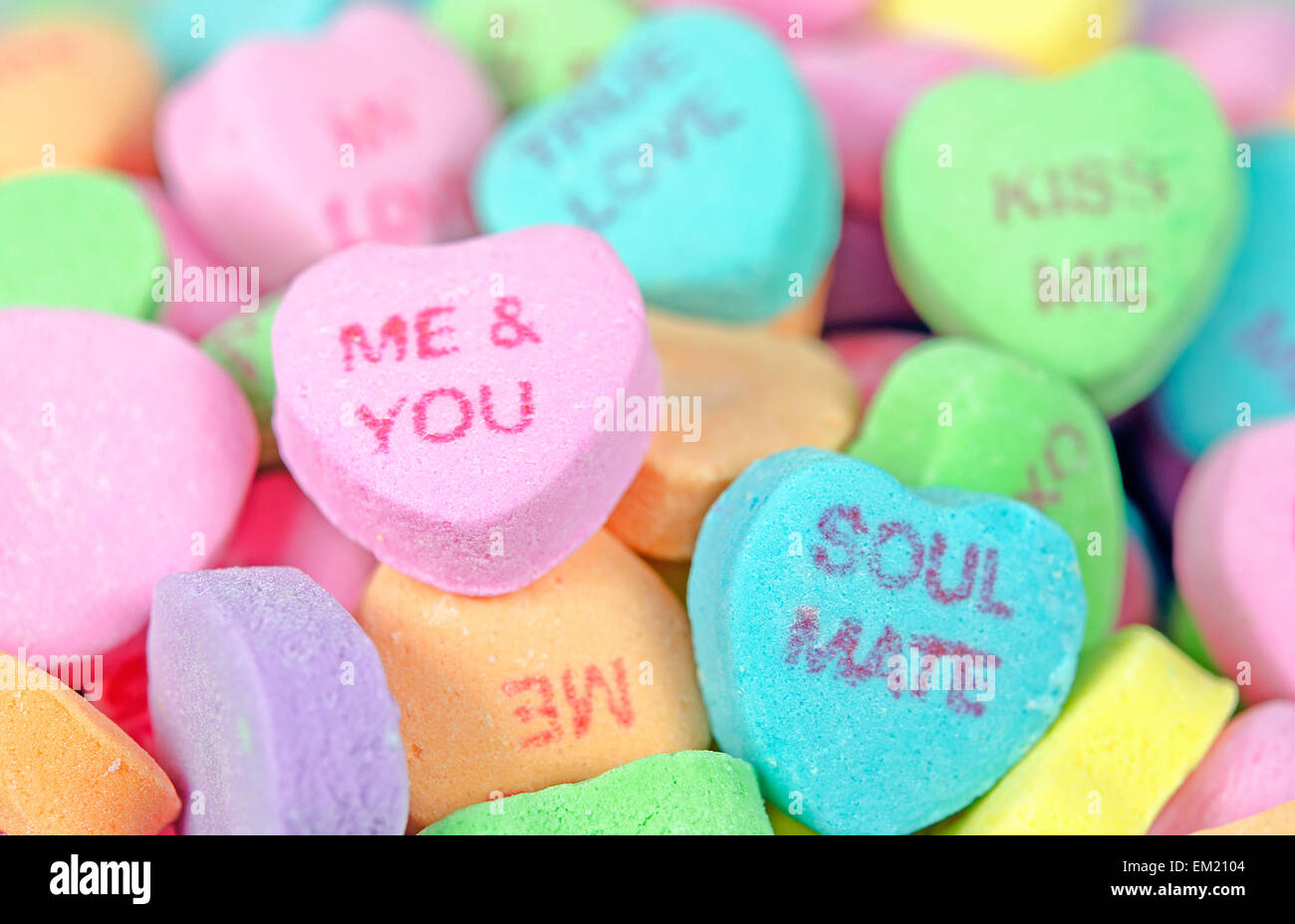 Close up di coloratissimi Valentine candy cuori con messaggi d'amore. Foto Stock