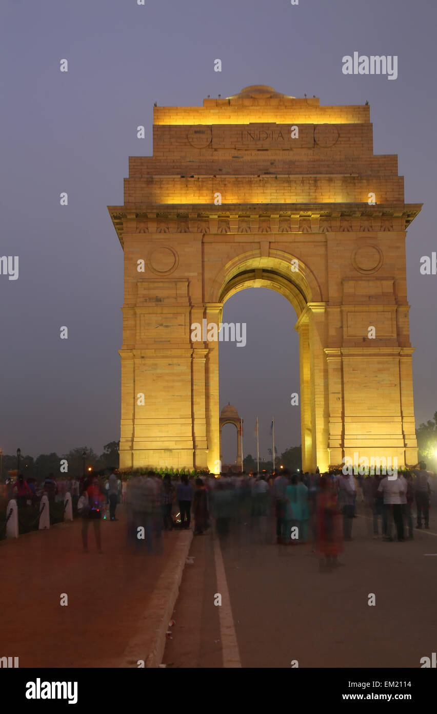 India Gate con le luci notturne, New Delhi, India. Si tratta di un monumento a 82.000 soldati della indivisa'esercito indiano britannico che Foto Stock