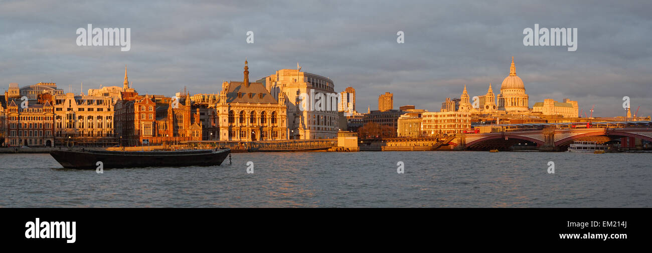 Il fiume Tamigi al tramonto, London, England, Regno Unito Foto Stock