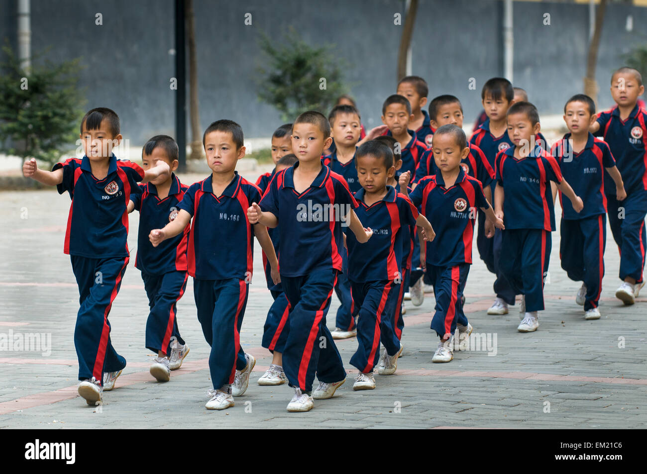 Giovani in treno in Kung Fu al Songshan Tempio Shaolin Wuseng Tuan Training Center, Dengeng, nella provincia di Henan, Cina Foto Stock