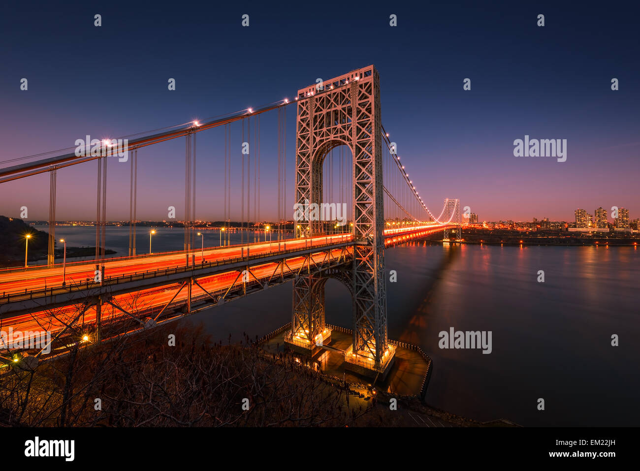 Il Ponte George Washington Bridge spanning del Fiume Hudson al crepuscolo in New York City. Foto Stock